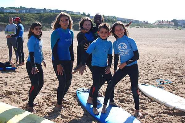 campamento de surf para niños